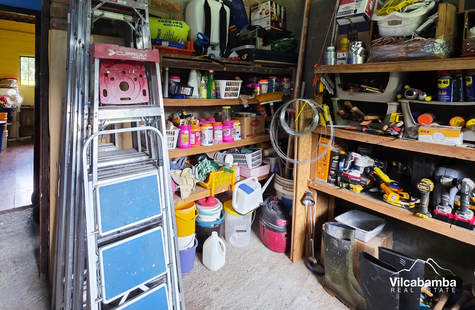 Donde la quebrada marca el lindero y el sol paga las cuentas