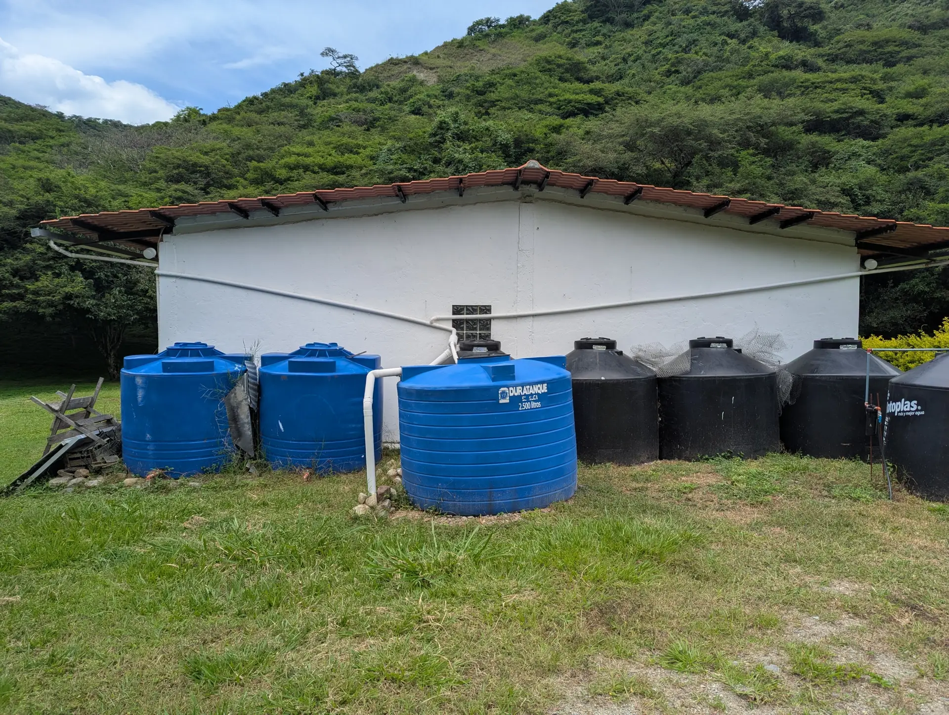Donde la quebrada marca el lindero y el sol paga las cuentas